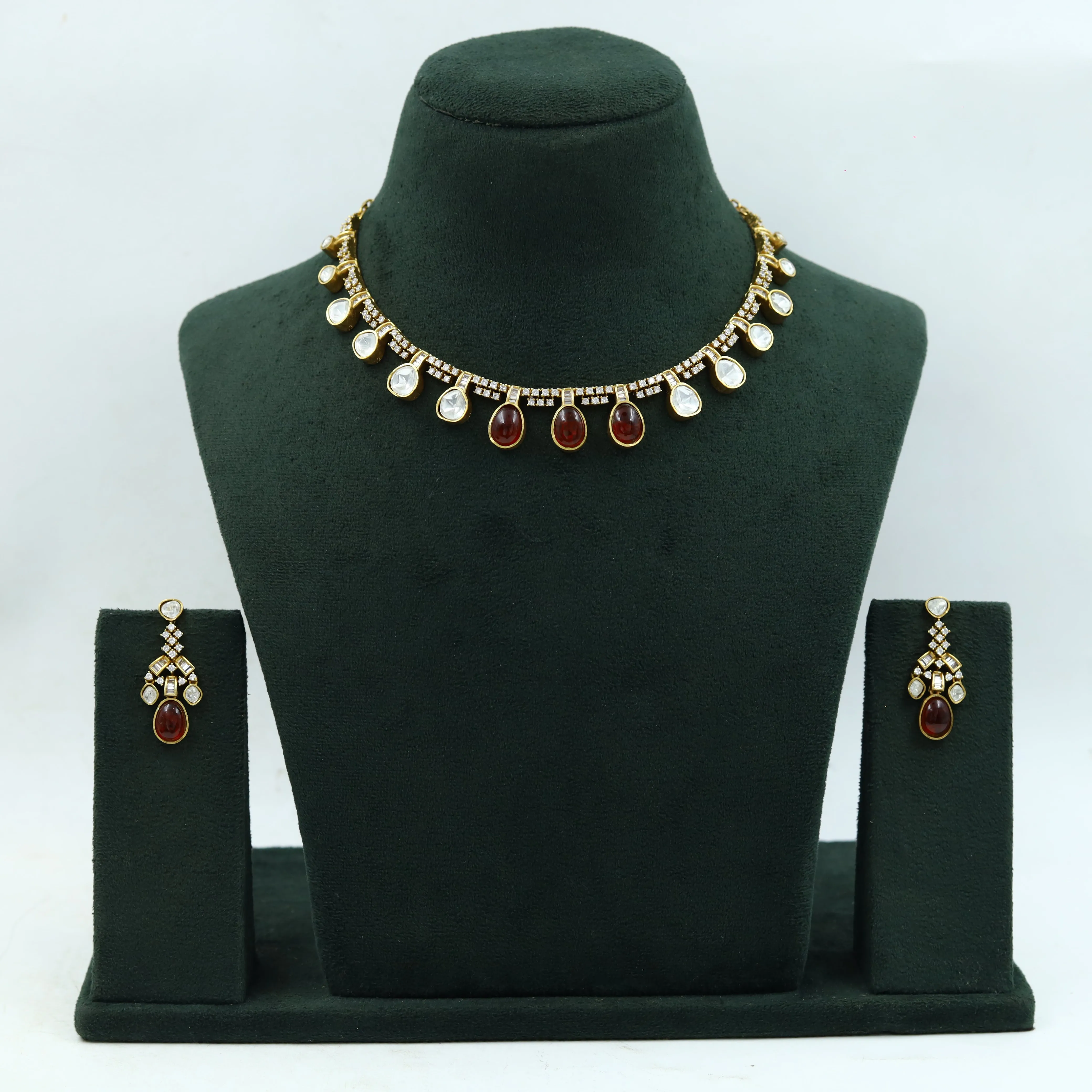 Round Neck Kundan Necklace Set 15195-68