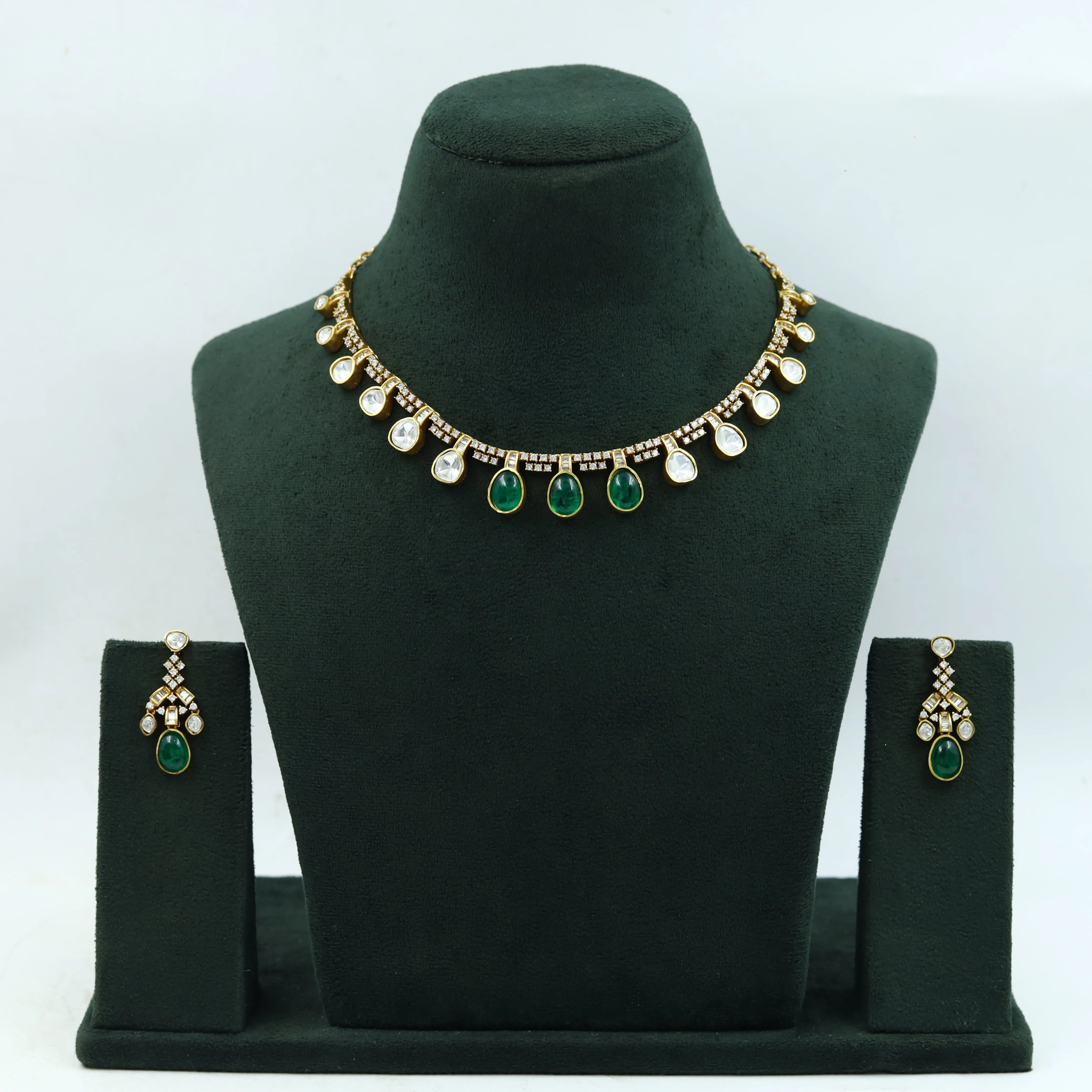 Round Neck Kundan Necklace Set 15195-68