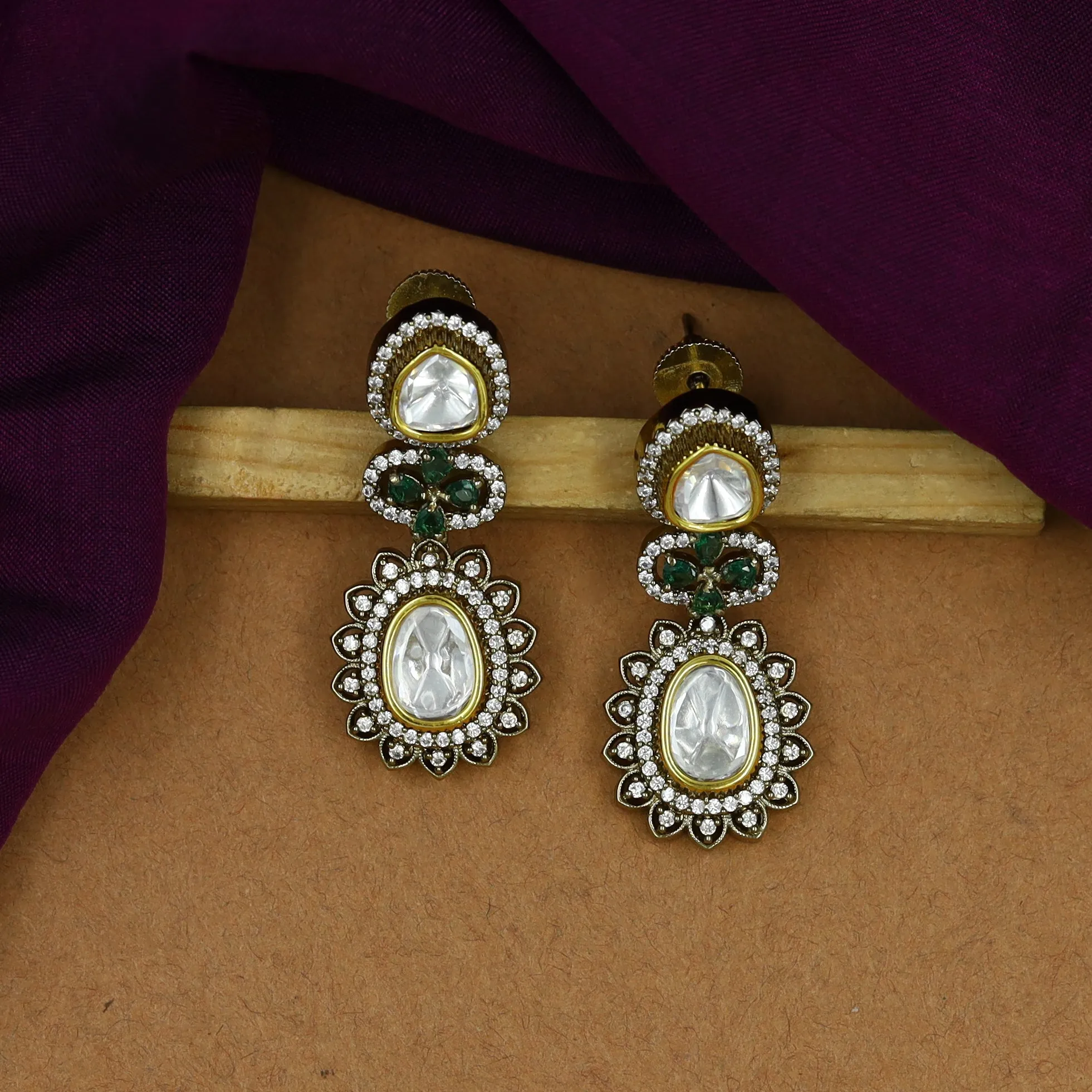 Round Neck Kundan Necklace Set 15197-68
