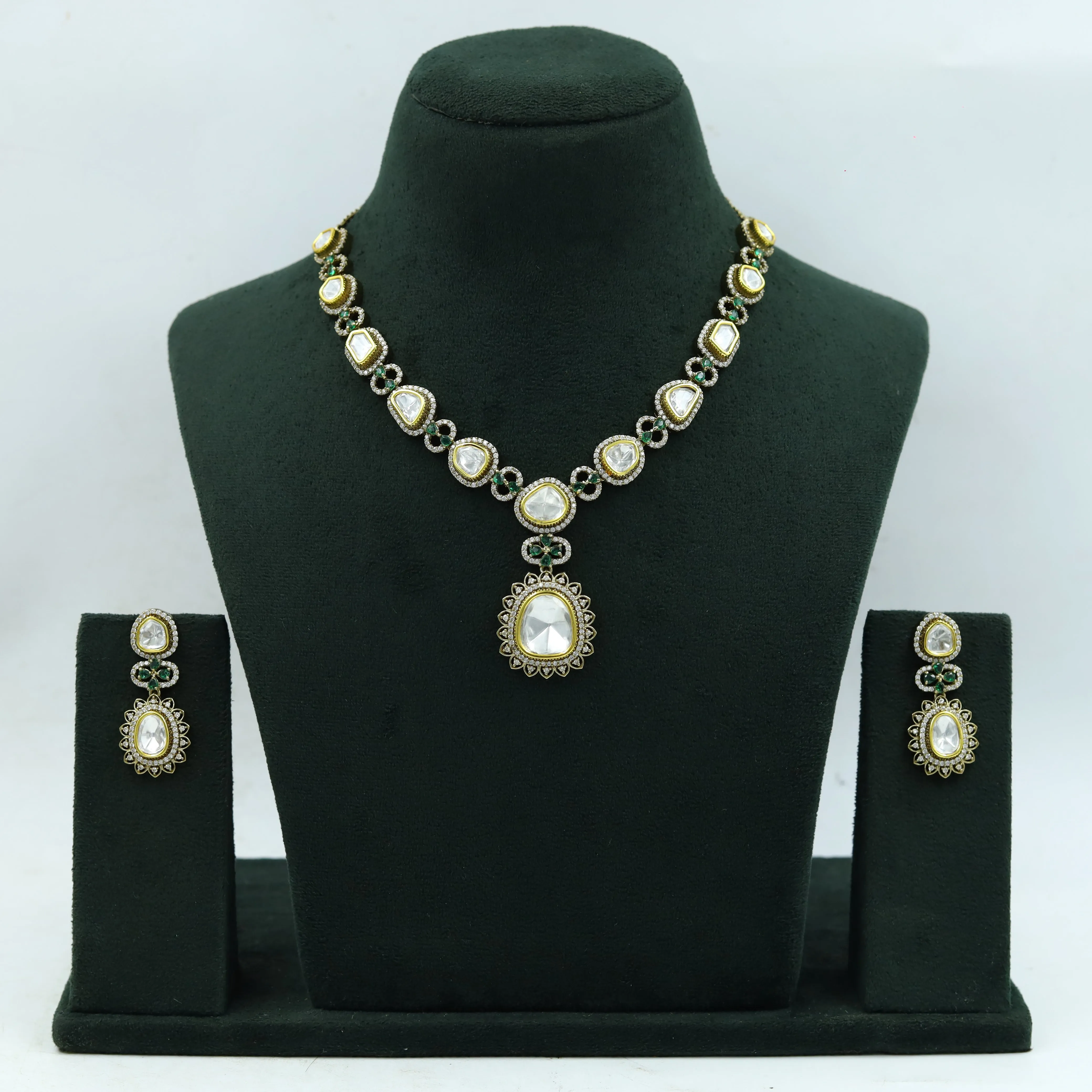 Round Neck Kundan Necklace Set 15197-68