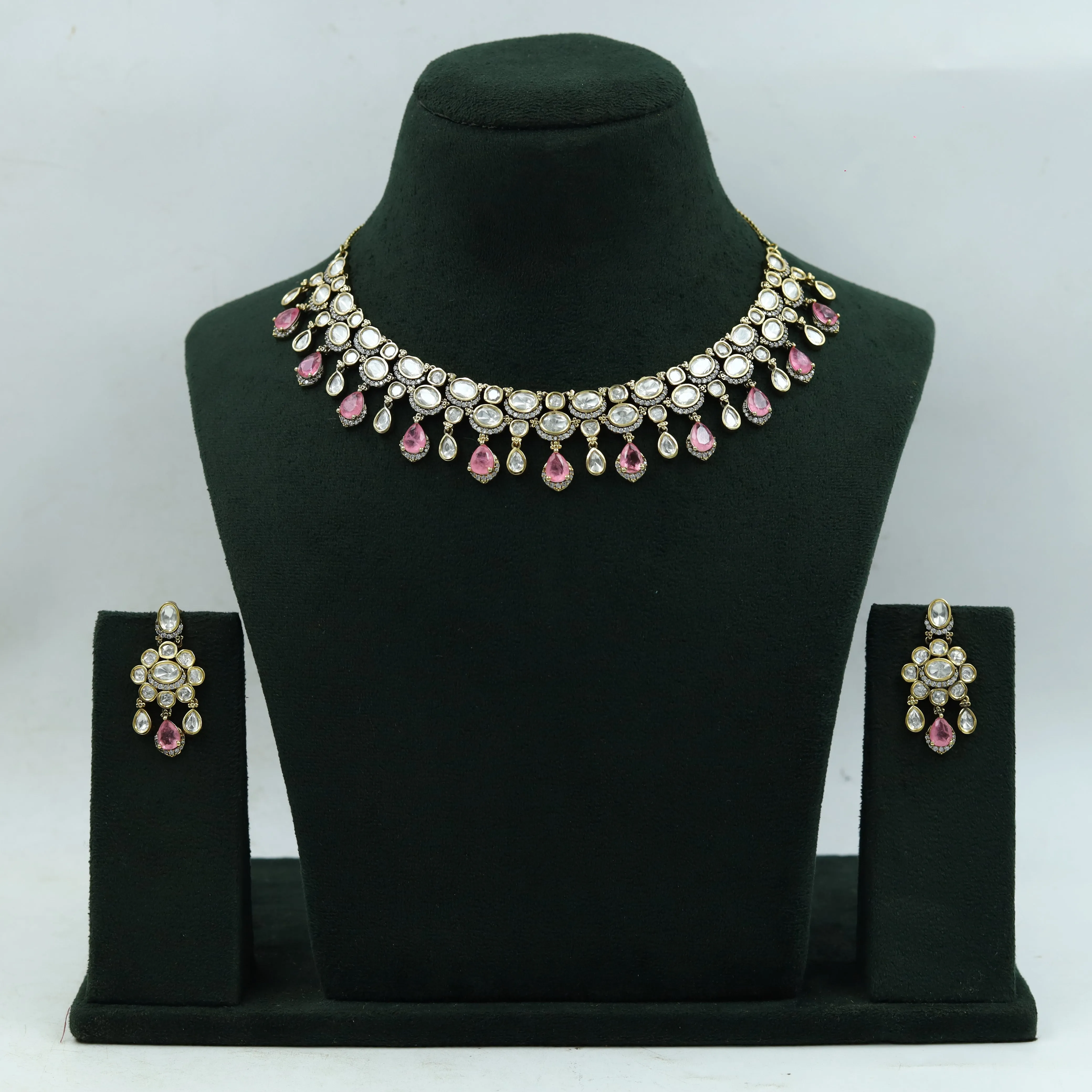 Round Neck Kundan Necklace Set 15205-68